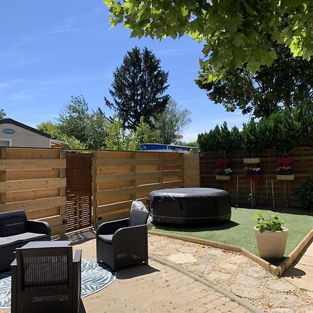Havre De Paix Bord De Saone Avec Jacuzzi Hotel Massieux Kültér fotó